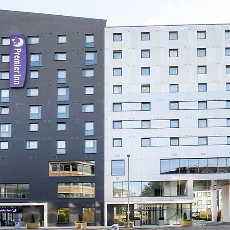 Premier Inn Woking Town Centre Экстерьер фото