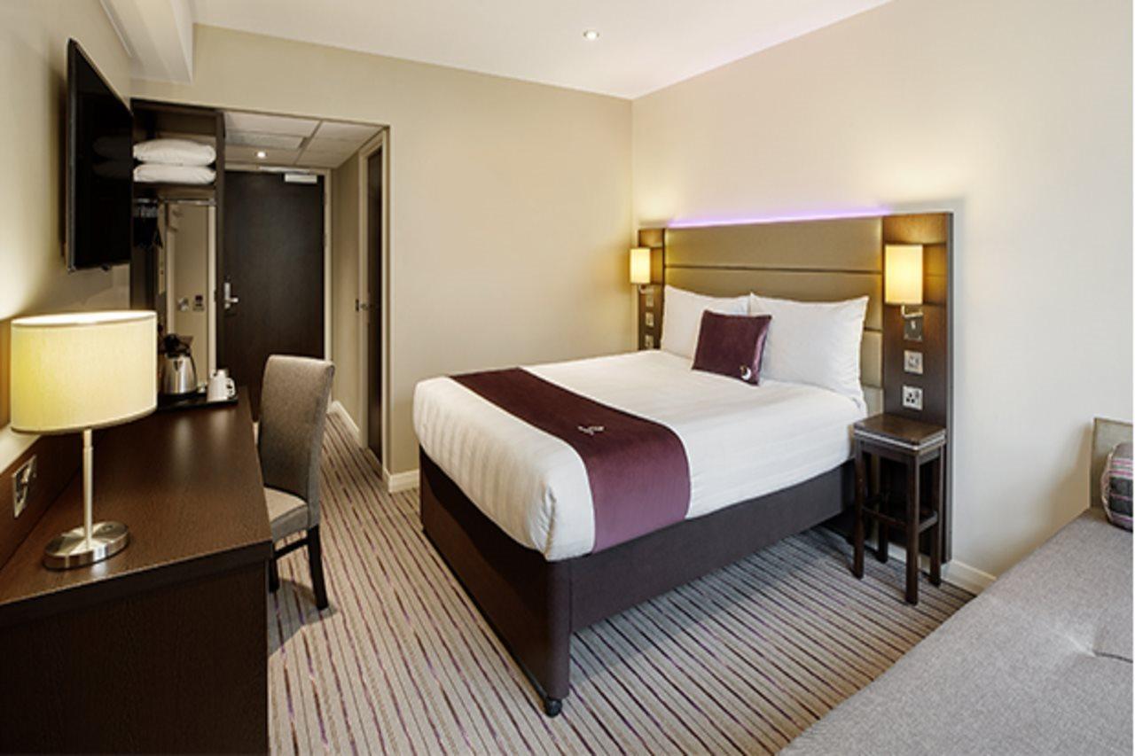 Premier Inn Woking Town Centre Экстерьер фото