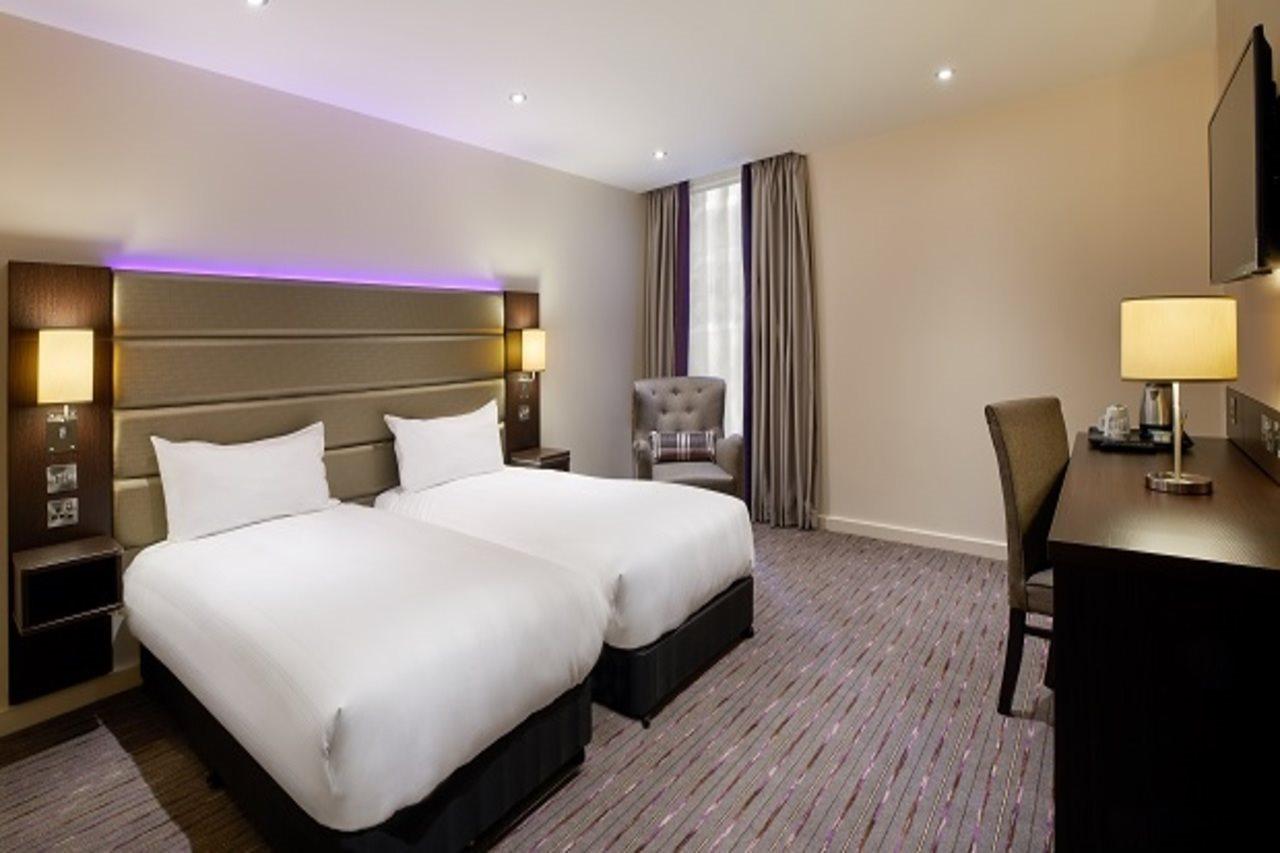 Premier Inn Woking Town Centre Экстерьер фото