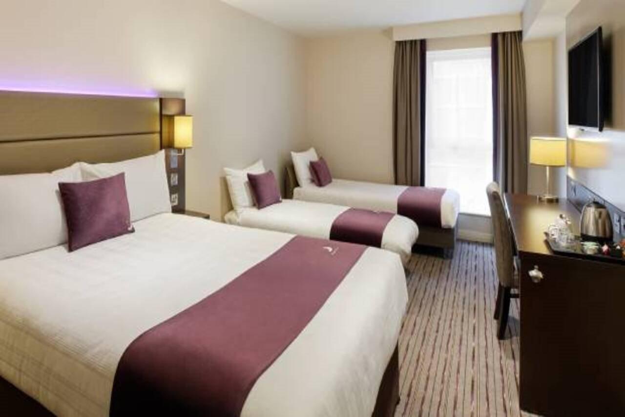 Premier Inn Woking Town Centre Экстерьер фото