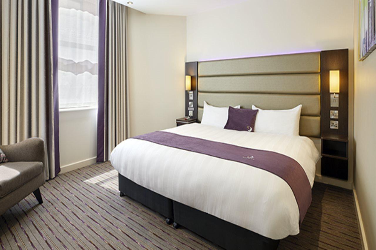 Premier Inn Woking Town Centre Экстерьер фото