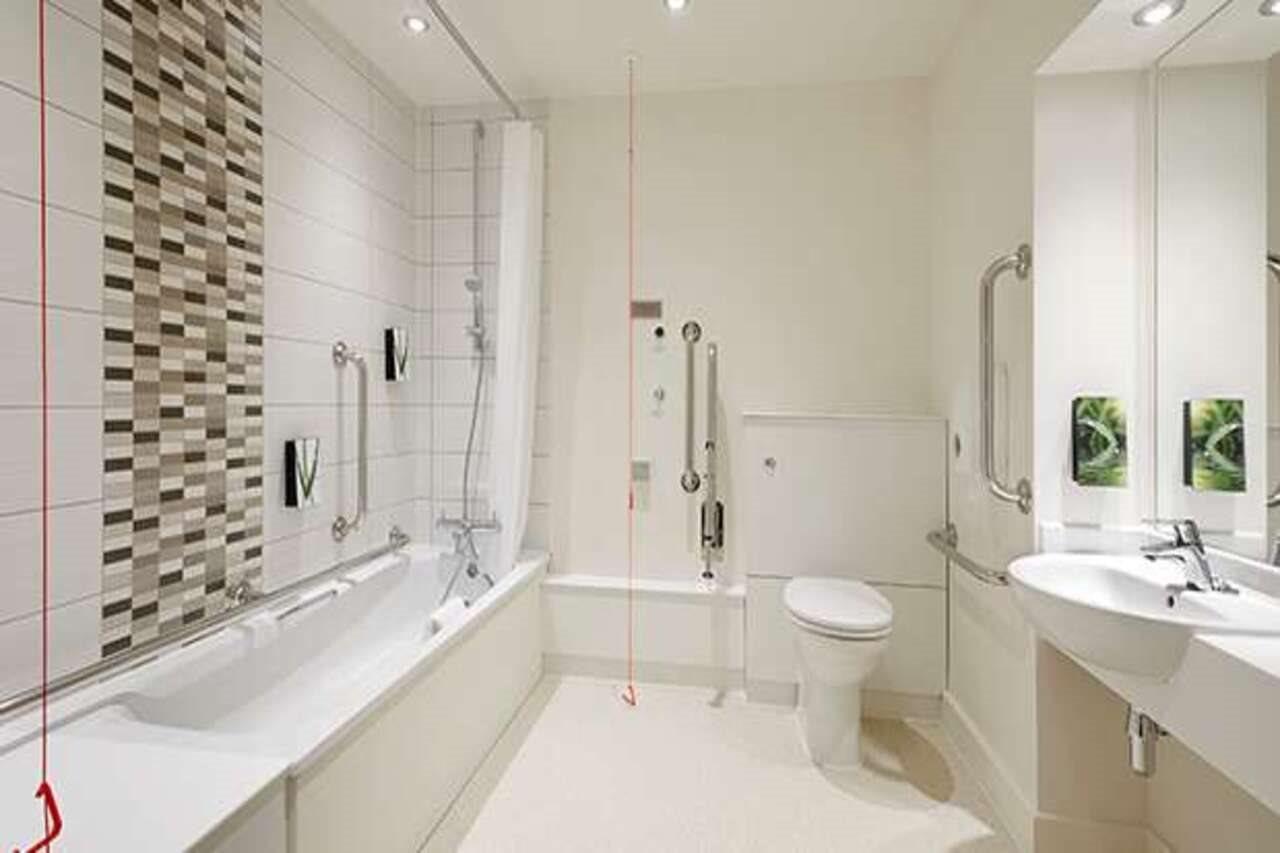 Premier Inn Woking Town Centre Экстерьер фото