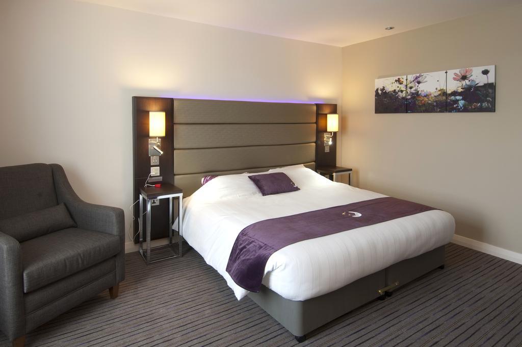 Premier Inn Woking Town Centre Экстерьер фото