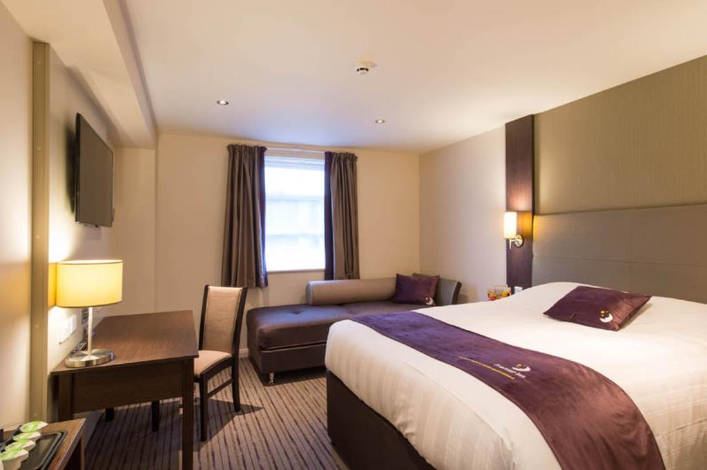 Premier Inn Woking Town Centre Экстерьер фото