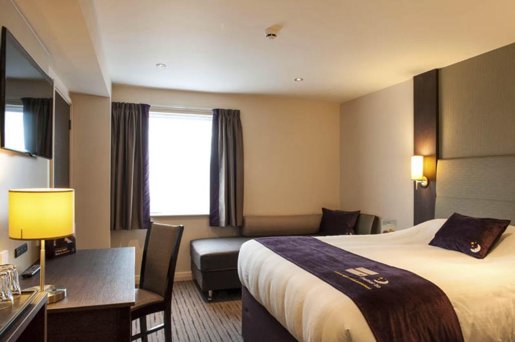 Premier Inn Woking Town Centre Номер фото