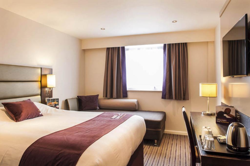 Premier Inn Woking Town Centre Номер фото