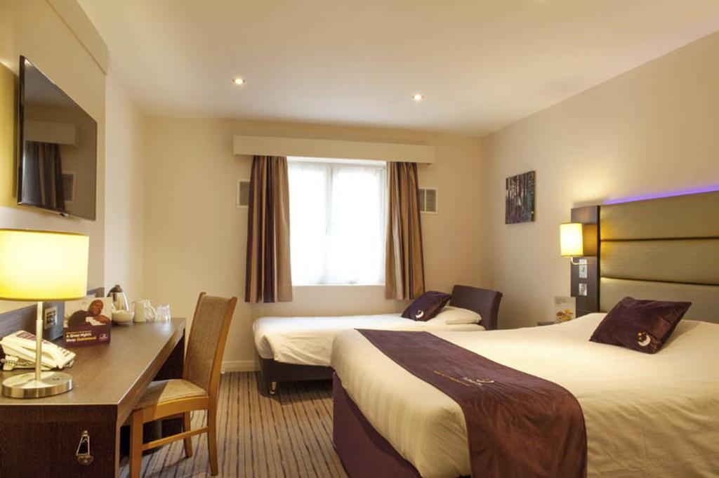 Premier Inn Woking Town Centre Экстерьер фото