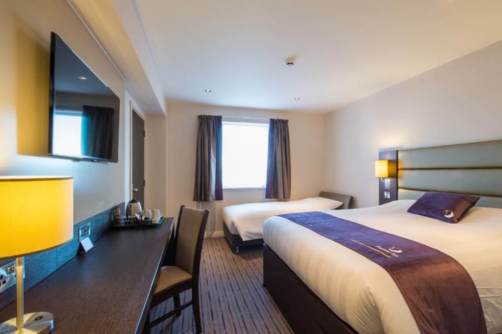 Premier Inn Woking Town Centre Экстерьер фото