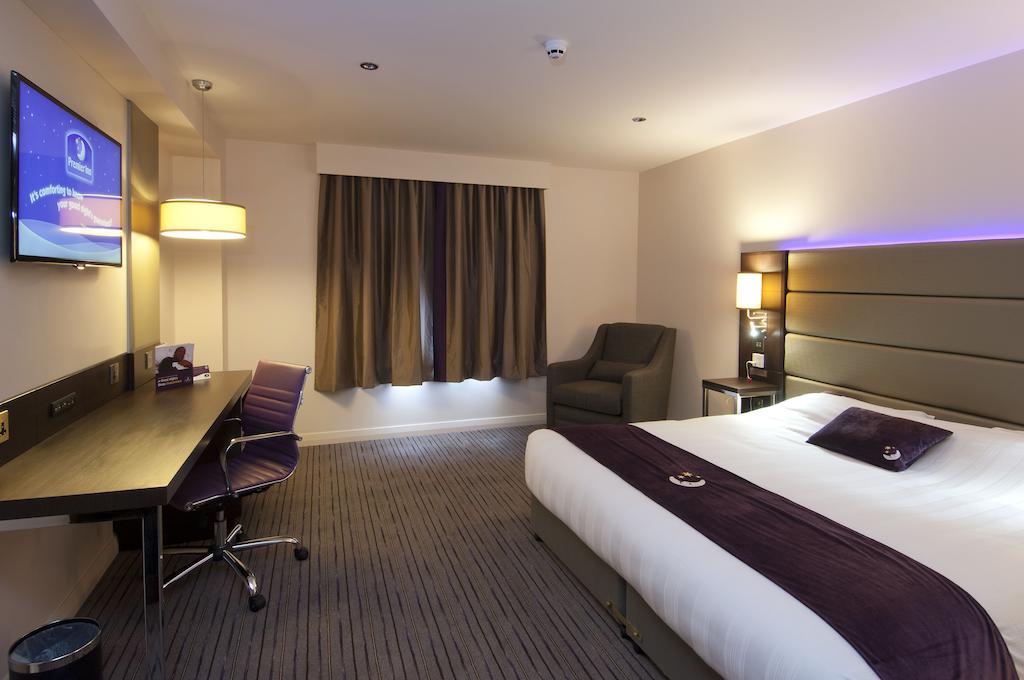 Premier Inn Woking Town Centre Номер фото