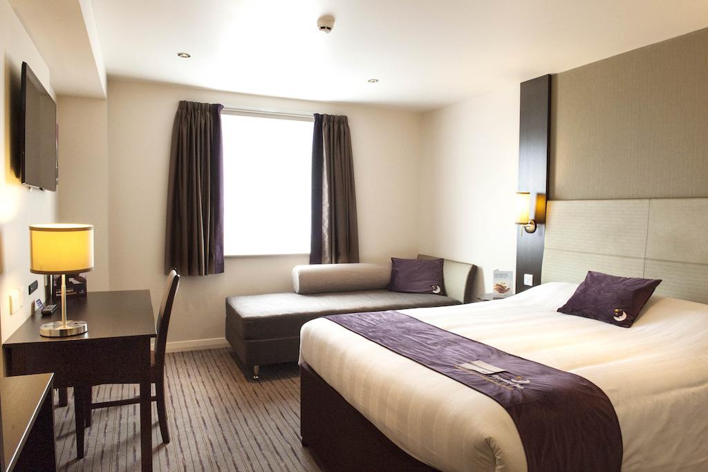 Premier Inn Woking Town Centre Номер фото