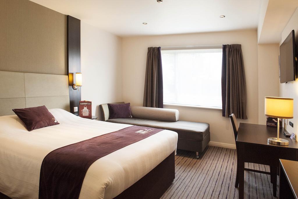 Premier Inn Woking Town Centre Номер фото