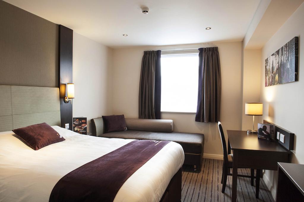 Premier Inn Woking Town Centre Номер фото