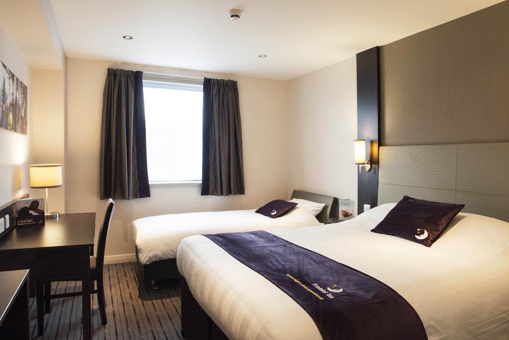 Premier Inn Woking Town Centre Номер фото