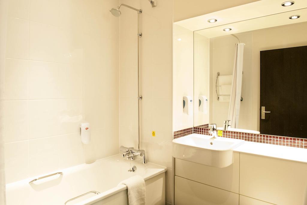 Premier Inn Woking Town Centre Номер фото