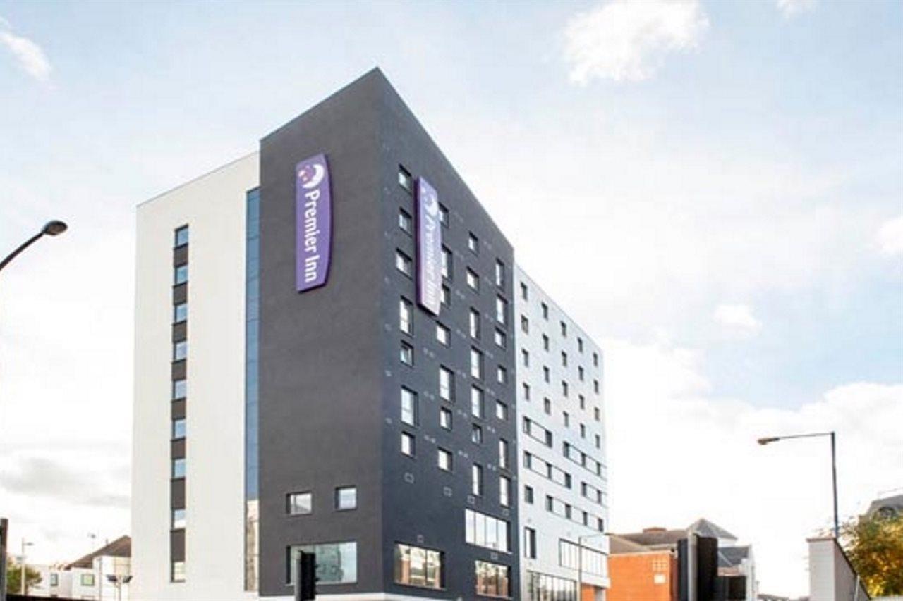 Premier Inn Woking Town Centre Экстерьер фото