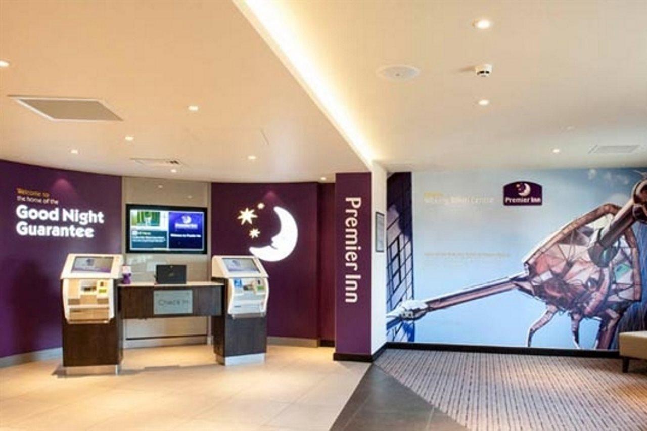 Premier Inn Woking Town Centre Экстерьер фото