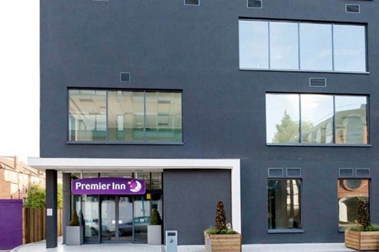 Premier Inn Woking Town Centre Экстерьер фото