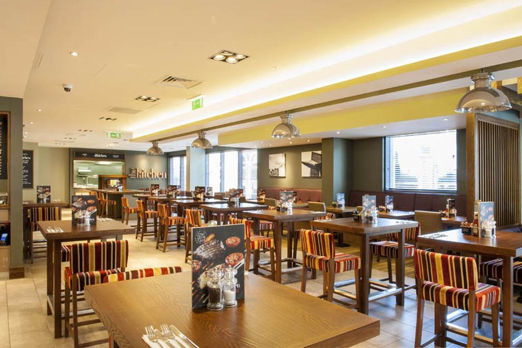 Premier Inn Woking Town Centre Экстерьер фото