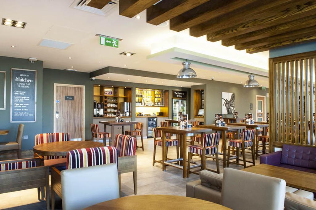 Premier Inn Woking Town Centre Экстерьер фото