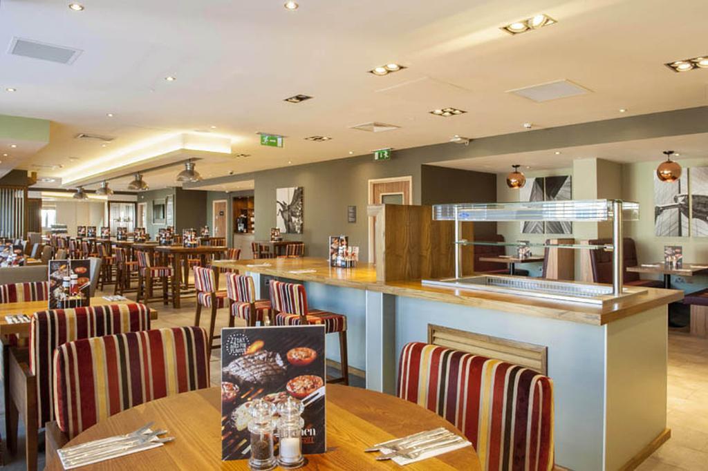Premier Inn Woking Town Centre Экстерьер фото