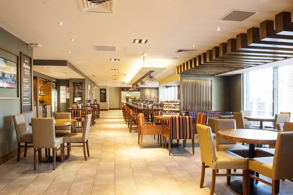 Premier Inn Woking Town Centre Экстерьер фото