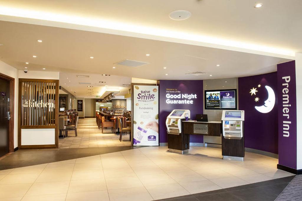 Premier Inn Woking Town Centre Экстерьер фото