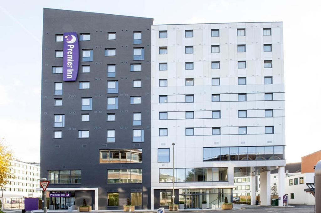 Premier Inn Woking Town Centre Экстерьер фото