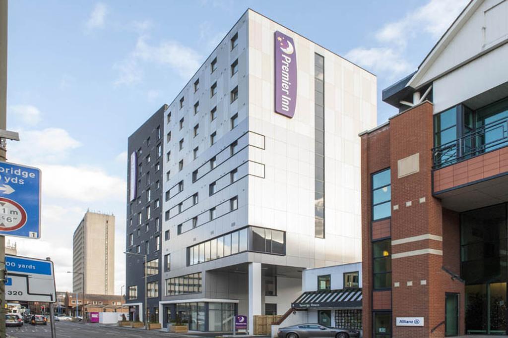Premier Inn Woking Town Centre Экстерьер фото