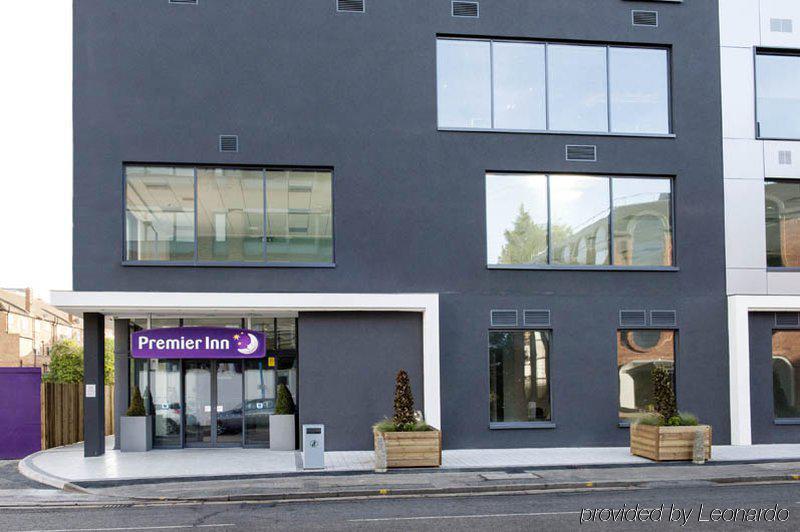 Premier Inn Woking Town Centre Экстерьер фото