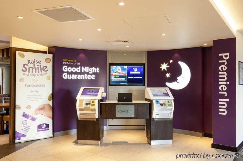 Premier Inn Woking Town Centre Экстерьер фото