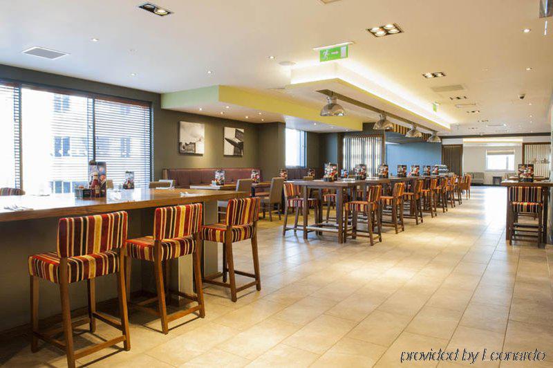 Premier Inn Woking Town Centre Экстерьер фото
