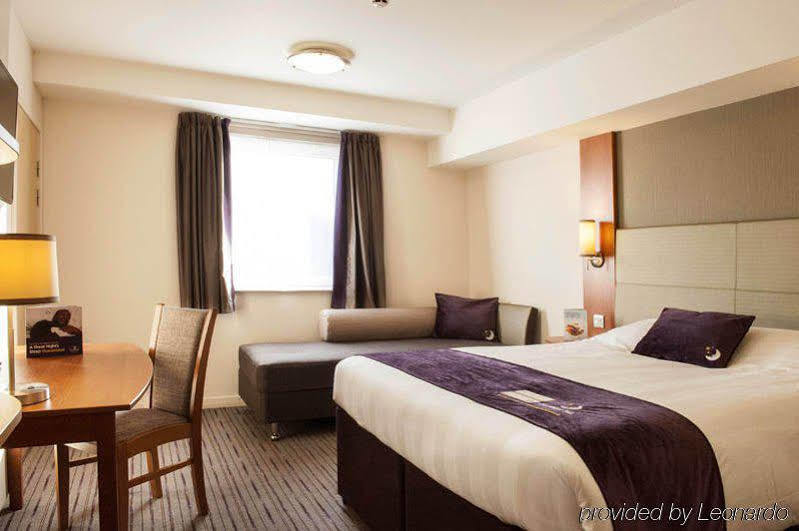 Premier Inn Woking Town Centre Экстерьер фото