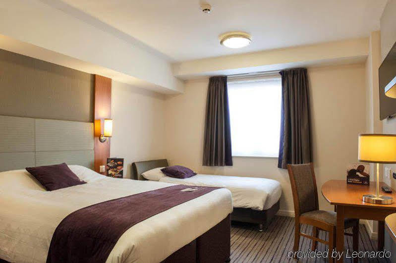 Premier Inn Woking Town Centre Экстерьер фото