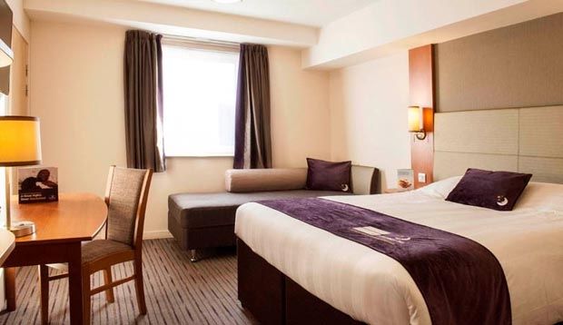 Premier Inn Woking Town Centre Экстерьер фото